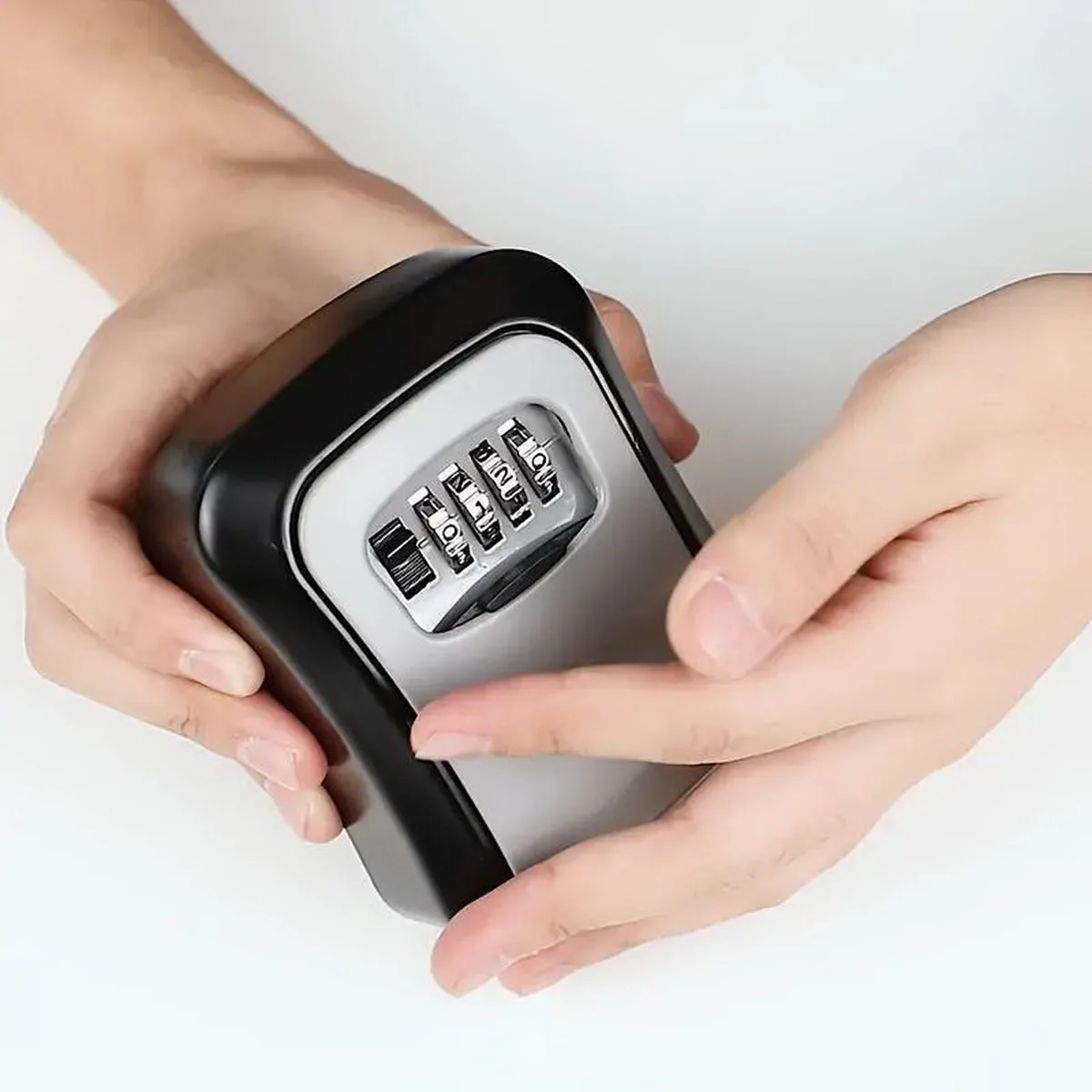 Home Security Key Box - 防水ポータブルコンビネーションキーロックボックス - 安全な不動産業者スタイル、コード付きで家や車の鍵に最適、理想的な鍵保管ソリューション